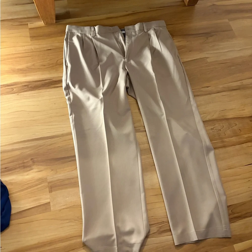 Haggar Men's Classic Khaki Dress Pants. 36x29 great condition - Picture 2 of 5